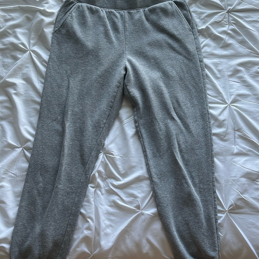 grey sweatpants, medium
